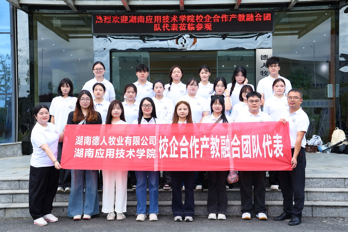 外国语学院师生助力校企合作活动，专业翻译显担当